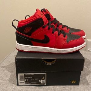 Kids Air Jordan 1. Excellent condition. Size 2.5. Comes with original box.